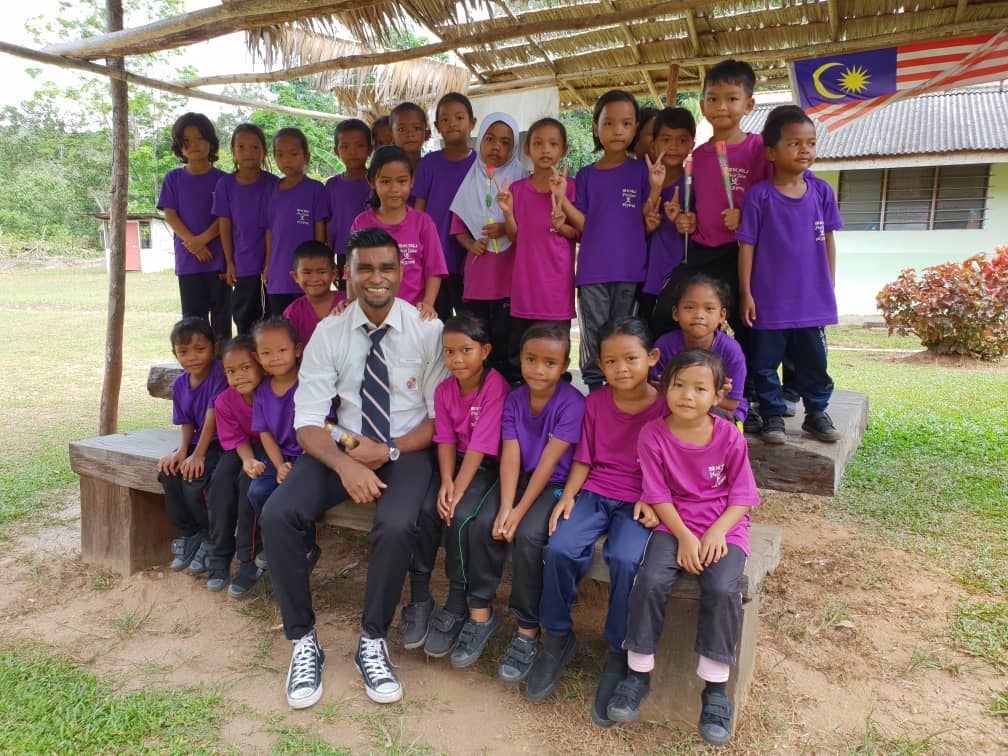 Orang Asli Students Are Heartbroken That Dedicated Teacher Is Leaving For Further Studies World Of Buzz