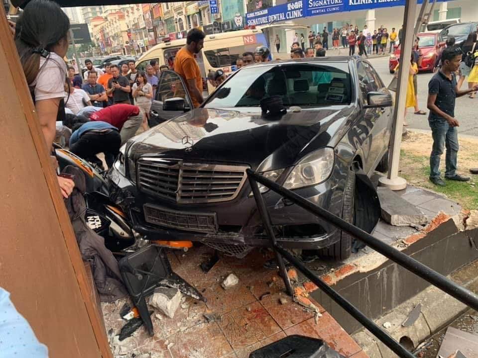 60yo Drunk Man Crashes His Mercedes Benz Car into Famous Fast Food Outlet in Kota Damansara - WORLD OF BUZZ