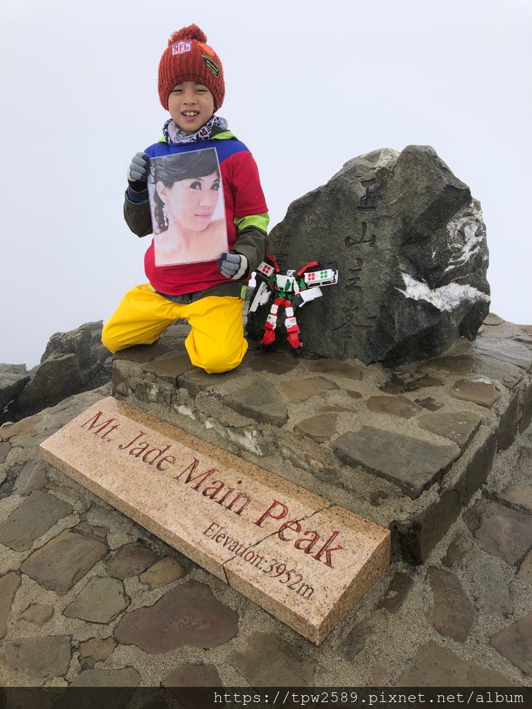 8yo Boy Conquers 3952m Mountain With Deceased Mother's Portrait to Fulfill A Promise They Made - WORLD OF BUZZ 2
