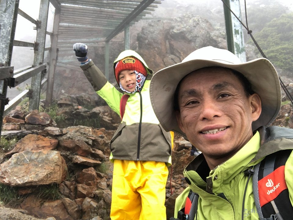 8yo Boy Conquers 3952m Mountain With Deceased Mother's Portrait to Fulfill A Promise They Made - WORLD OF BUZZ 3