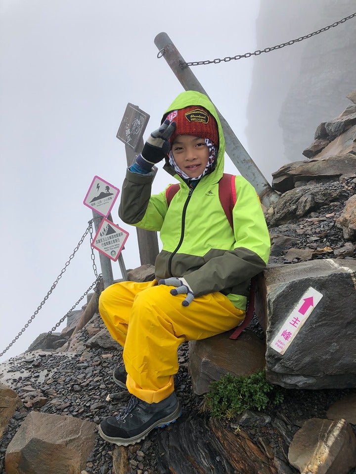 8yo Boy Conquers 3952m Mountain With Deceased Mother's Portrait to Fulfill A Promise They Made - WORLD OF BUZZ 4