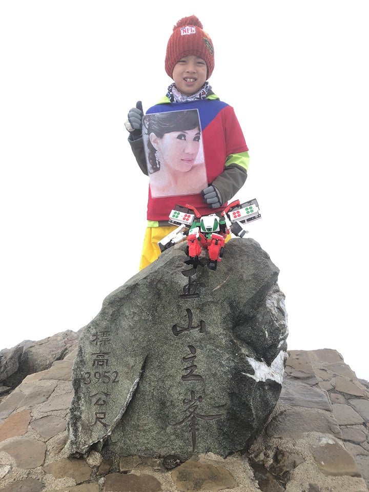 8yo Boy Conquers 3952m Mountain With Deceased Mother's Portrait to Fulfill A Promise They Made - WORLD OF BUZZ 5