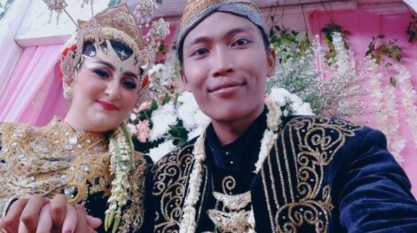 Austrian Girl Travels Over 13,000km to Marry Indonesian Man She Met on Singing App - WORLD OF BUZZ 7