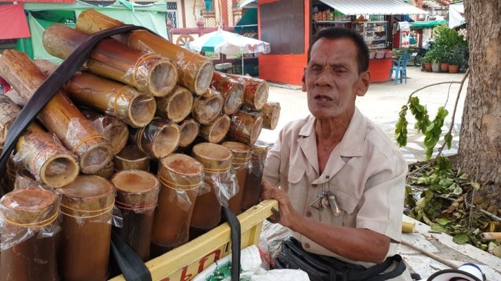 Blind Old Man Sells Sticky Rice Alone So That He Can Support His Sick 98yo Wife - WORLD OF BUZZ
