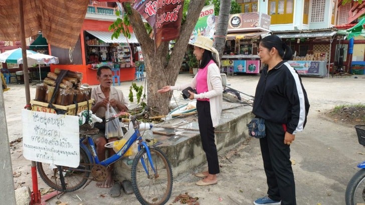 Blind Old Man Sells Sticky Rice AloSo That He Can Support His Sick 98yo Wife - WORLD OF BUZZ 1