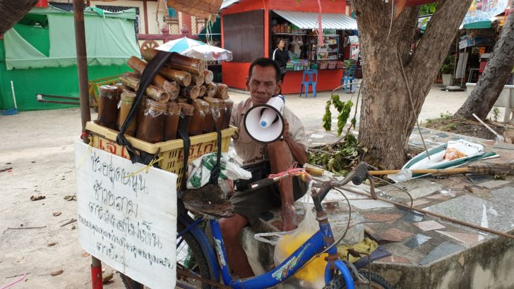 Blind Old Man Sells Sticky Rice AloSo That He Can Support His Sick 98yo Wife - WORLD OF BUZZ