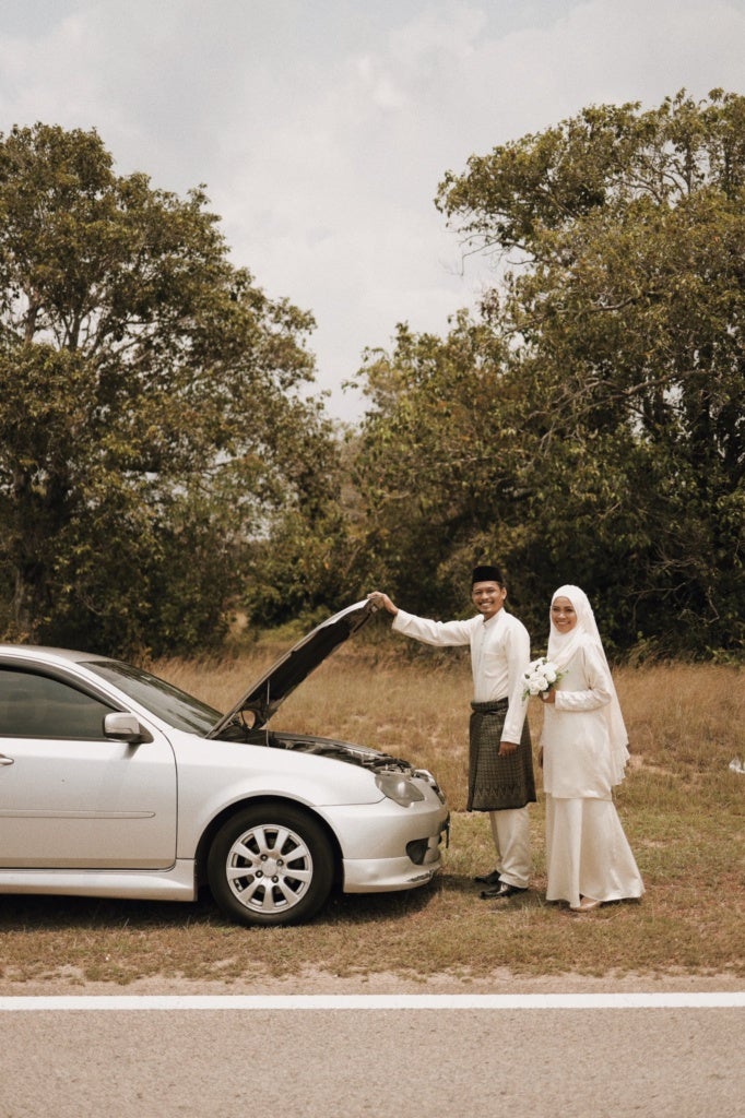 Broken Down Car Lead To An Amazing Roadside Wedding Photoshoot - WORLD OF BUZZ 2