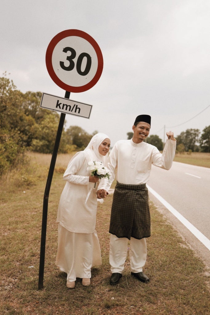 Broken Down Car Lead To An Amazing Roadside Wedding Photoshoot - WORLD OF BUZZ 3