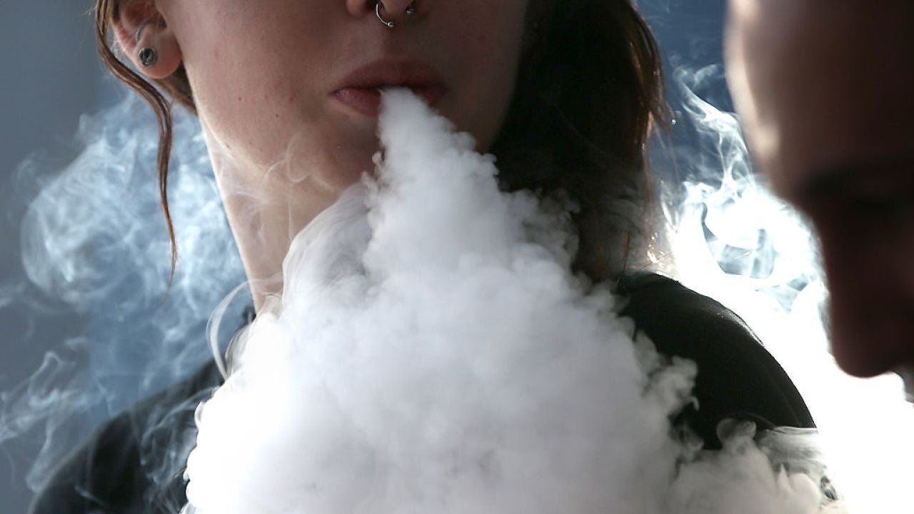 First E-Cig Related Death Recorded In The US, Caused By Unknown Vaping-Related Lung Illness - WORLD OF BUZZ 4