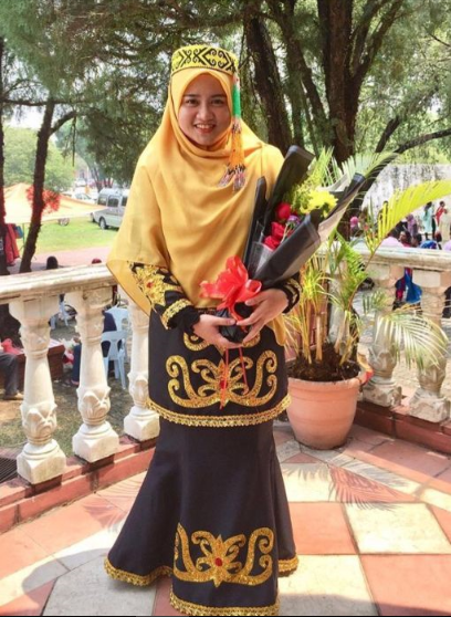 Grandparents Surprise Granddaughter by Attending her Convocation in Their Ethnic Clothes - WORLD OF BUZZ