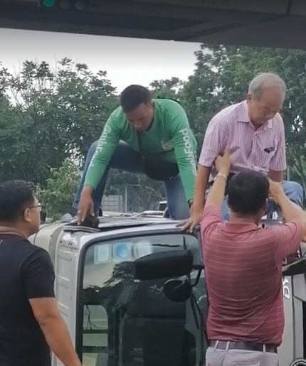 Heroic Grab Food Rider Breaks Window & Rescues 70yo Uncle Trapped In A Toppled Van - WORLD OF BUZZ 1