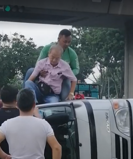 Heroic Grab Food Rider Breaks Window & Rescues 70yo Uncle Trapped In A Toppled Van - WORLD OF BUZZ 2