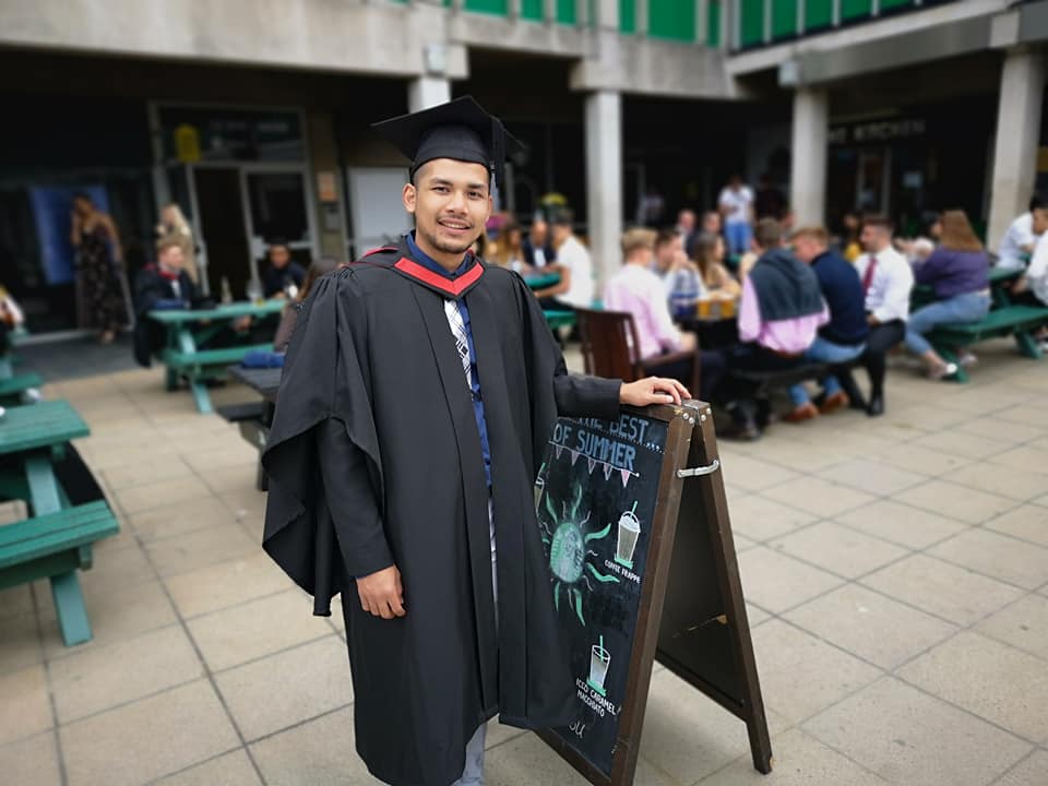 Meet Afiq, the M'sian Boy Who Was Kicked Out of School for Bad Grades But Graduated with Top Marks in UK - WORLD OF BUZZ 2