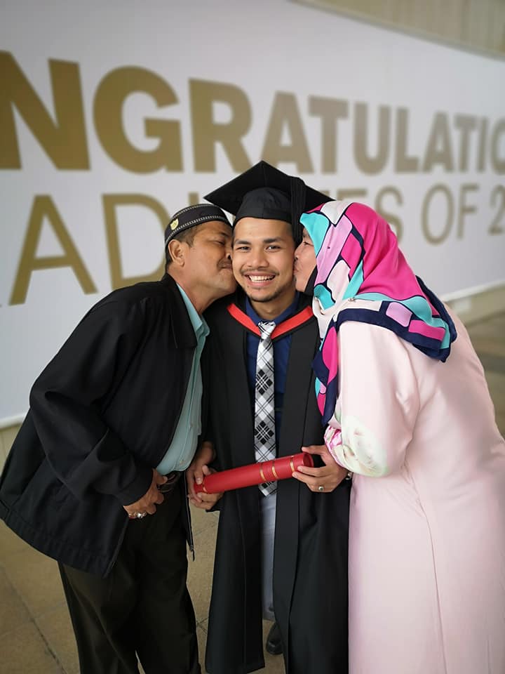 Meet Afiq, the M'sian Boy Who Was Kicked Out of School for Bad Grades But Graduated with Top Marks in UK - WORLD OF BUZZ 3