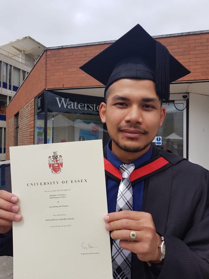 Meet Afiq, the M'sian Boy Who Was Kicked Out of School for Bad Grades But Graduated with Top Marks in UK - WORLD OF BUZZ 4