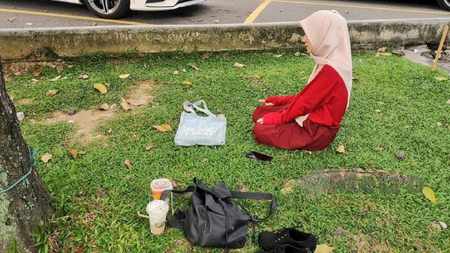 M'sian Chinese Grab Driver Has No Problem Waiting For Muslim Girls Who Drop Everything To Make It In Time For Their Daily Prayers - World Of Buzz