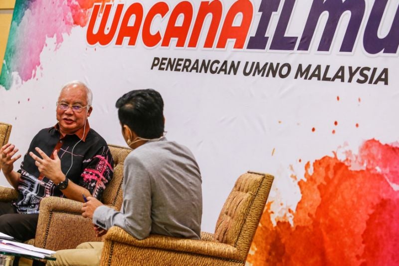 Najib Says What He REALLY Meant About "Cash is King" is That The 'Rakyat' are Kings - WORLD OF BUZZ