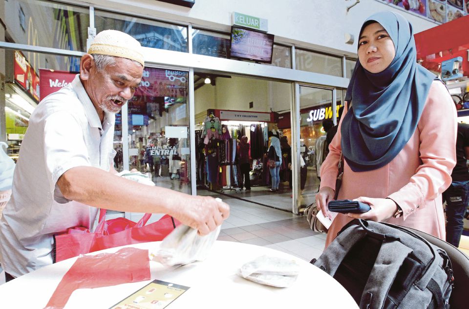 Old Malaysian Man Travels Over 100km To & Fro To Sell Salted Fish In Order to Support Sick Wife - WORLD OF BUZZ 2