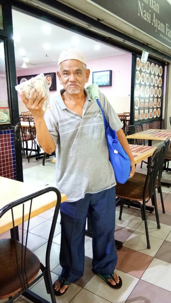 Old Malaysian Man Travels Over 100km To & Fro To Sell Salted Fish In Order to Support Sick Wife - WORLD OF BUZZ 3
