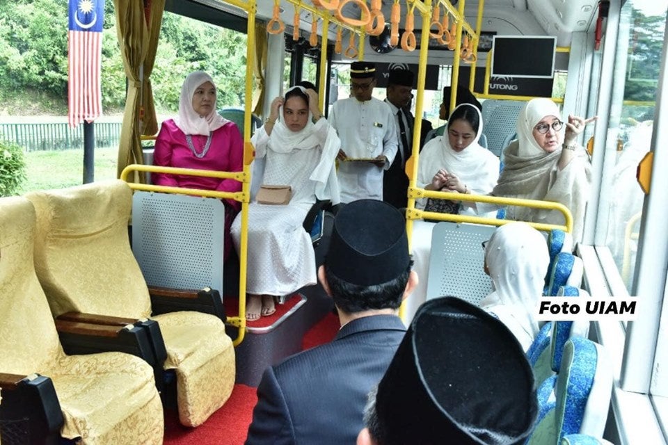 Our Permaisuri Agong Is So Humble That She Actually Went on a Campus Tour... IN A BUS! - WORLD OF BUZZ 1