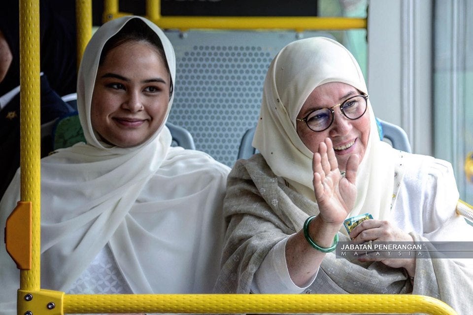 Our Permaisuri Agong Is So Humble That She Actually Went on a Campus Tour... IN A BUS! - WORLD OF BUZZ 2