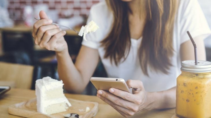 Study: Using Your Smartphone For More Than 5 Hours a Day Can Make You Obese - WORLD OF BUZZ 1