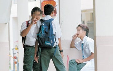 [Test] Viral Pic of Jalur Gemilang & School Kids Openly Smoking Puts a Sour Note on Our Merdeka Celebrations - WORLD OF BUZZ 4