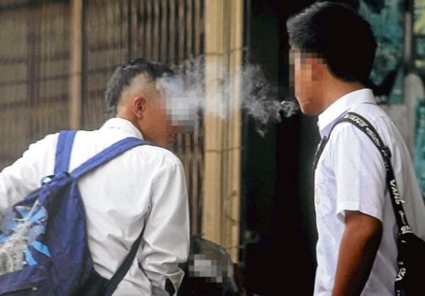 [Test] Viral Pic of Jalur Gemilang & School Kids Openly Smoking Puts a Sour Note on Our Merdeka Celebrations - WORLD OF BUZZ 5