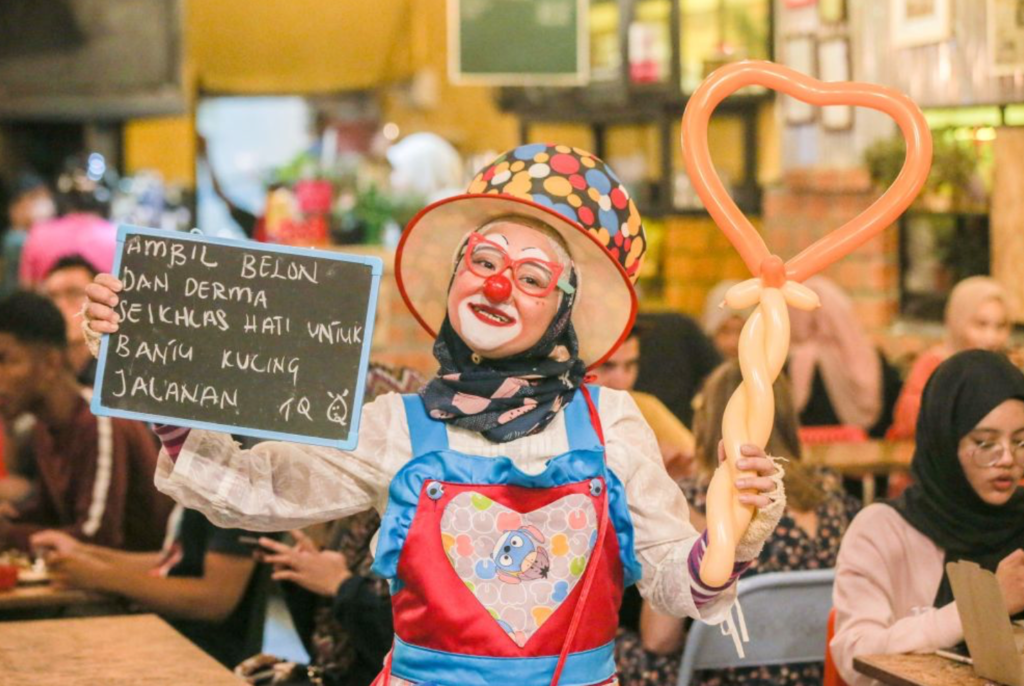 To Care For Stray Cats And Dogs, Perak Lady Dresses Up As A Clown For Funds - WORLD OF BUZZ 1