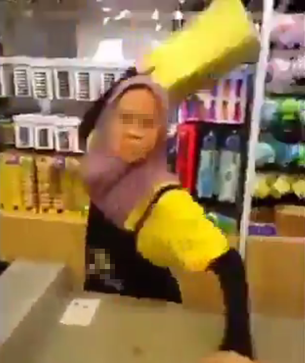 Video of Angry Cashier At Johor Store Yelling and Throwing Things At Mak Cik Goes Viral - WORLD OF BUZZ 1