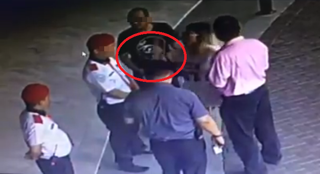 Watch: Angry "Datin" Slaps Security Guard After She Was Forced to Come Down For Her Food Delivery - WORLD OF BUZZ 1