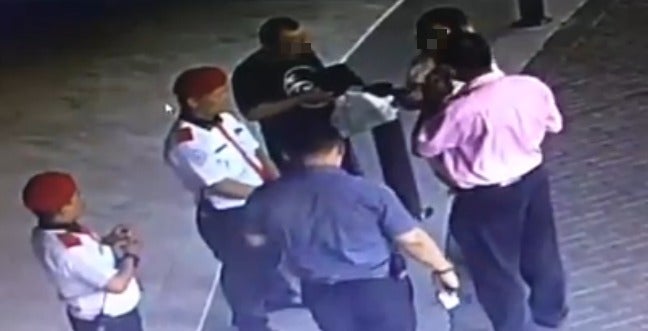 Watch: Angry "Datin" Slaps Security Guard After She Was Forced to Come Down For Her Food Delivery - WORLD OF BUZZ