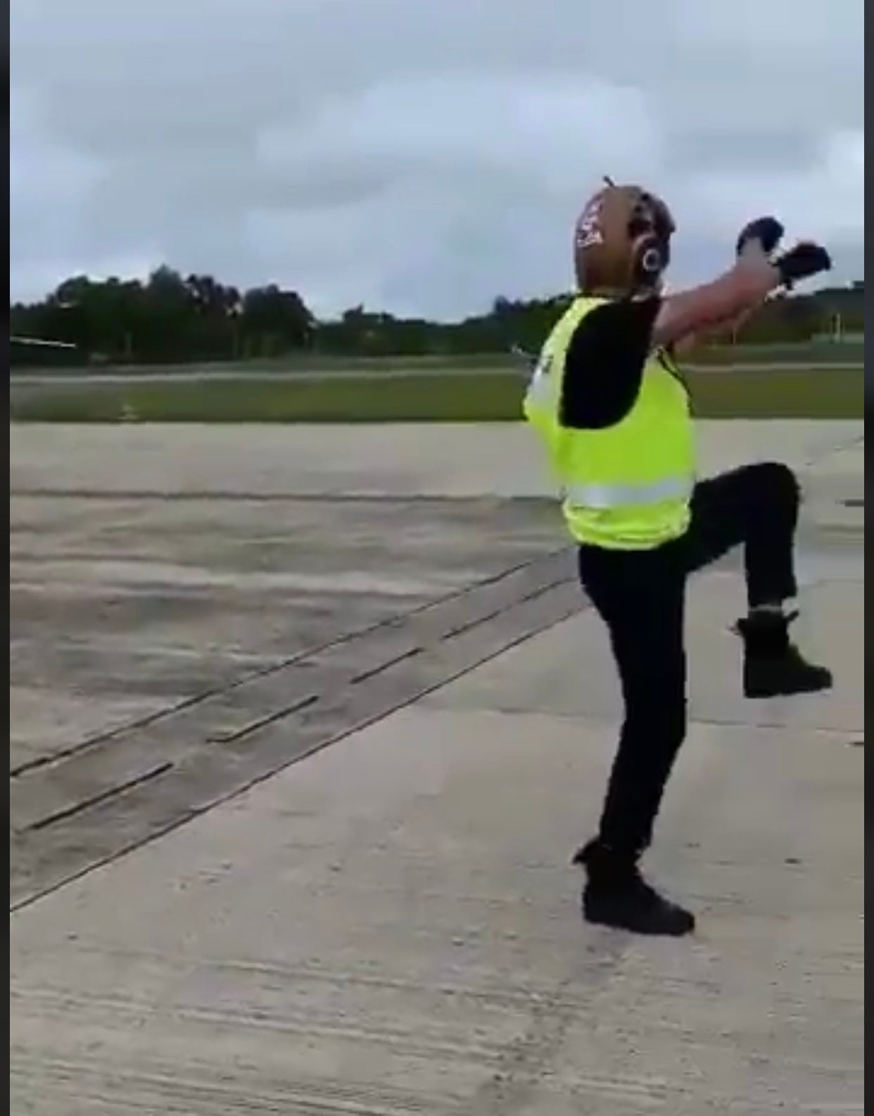 Watch: Malaysian Signalman Shows Off Fly Dance Moves In Hilarious Video - World Of Buzz 2