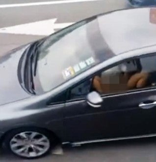 Woman Caught Pleasuring Herself With Her Hand In A Moving Car On Melaka Highway - WORLD OF BUZZ 1