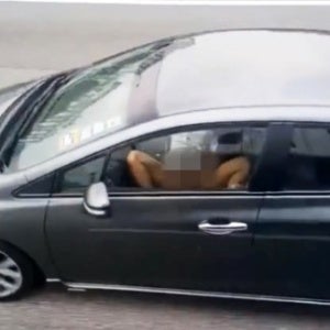 Woman Caught Pleasuring Herself With Her Hand In A Moving Car On Melaka Highway - WORLD OF BUZZ 2