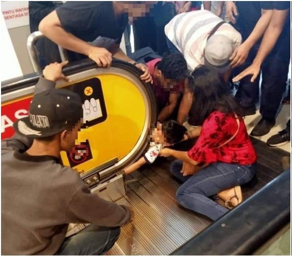 3yo Klang Boy Gets His Hand Stuck In An Escalator After Playing With The Handrail - WORLD OF BUZZ 5