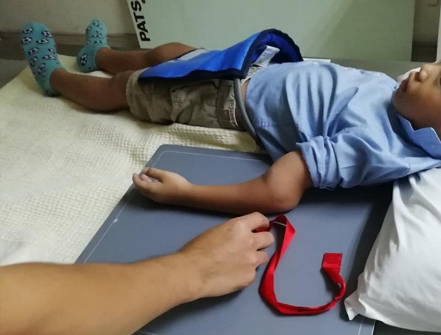 4yo Boy Fractures His Arm After Bully Pushes Him At Bouncy Castle in Johor Mall - WORLD OF BUZZ 1