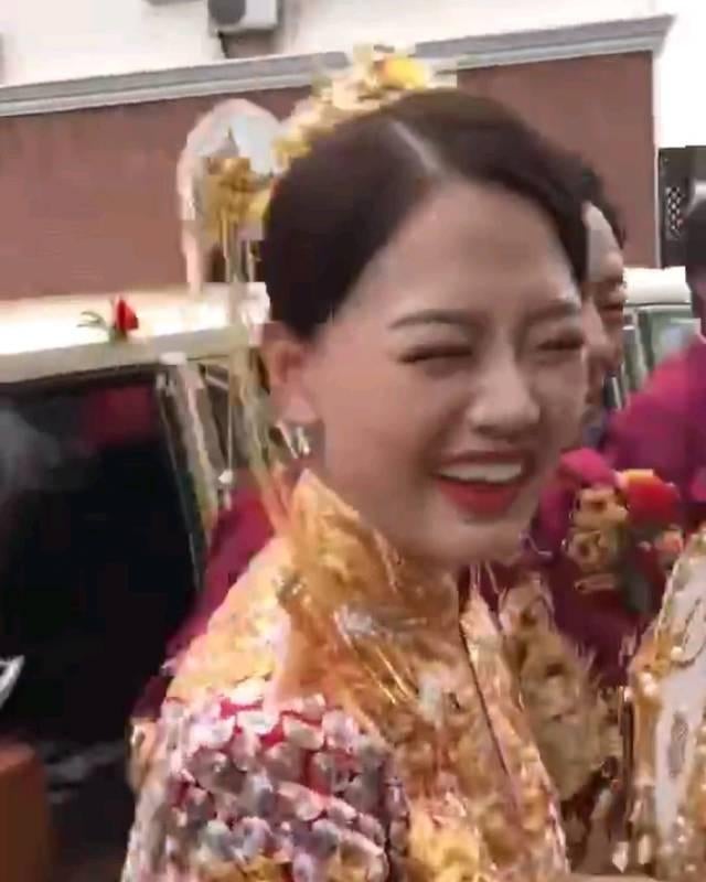 62yo Man Picks Up 28yo Bride in Fleet of Rolls-Royce Cars for Their Wedding, Netizens Envious - WORLD OF BUZZ 6