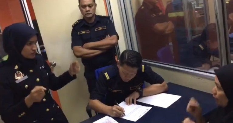 jpj officer uses sign language to help deaf and mute couple earns netizens praise world of buzz 4