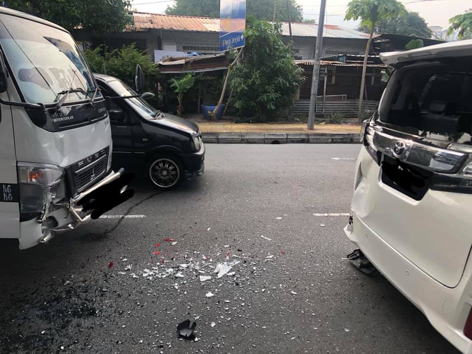 Malaysian Man's Car Gets Rear Ended By Lorry Driver, They Become Friends & Went to Mamak Together - WORLD OF BUZZ 1