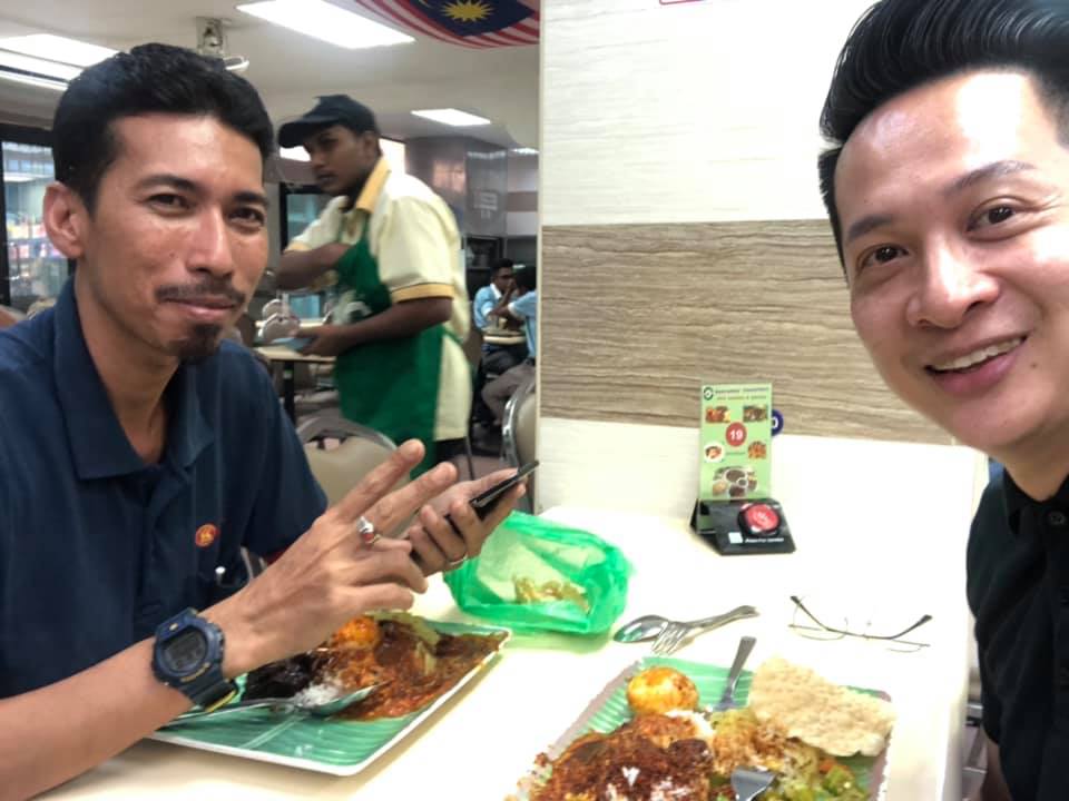 Malaysian Man's Car Gets Rear Ended By Lorry Driver, They Become Friends &Amp; Went To Mamak Together - World Of Buzz 2
