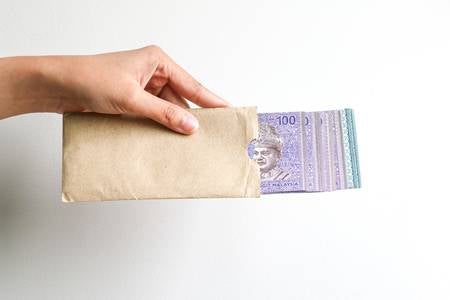 Man Discovers Fiancee Has Been Secretly Stuffing Money In His Wallet As His Cash Doesn't Seem to Finish - WORLD OF BUZZ 1