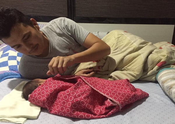 M'sian Dad Helps Deliver Baby At Home Purely From Instructions Fr - World Of Buzz