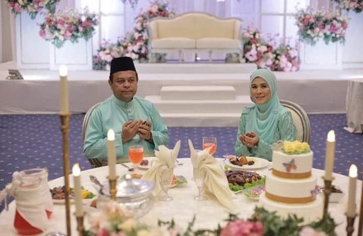 M'sian Groom Hospitalised During Wedding Ceremony, Bride's Parents Fill In And Walk Down The Aisle For Them - WORLD OF BUZZ