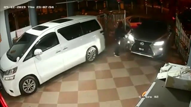 M'sian Woman Ambushed By 5 Armed Robbers While She Was Parking Her Car in Banting Home - WORLD OF BUZZ 1