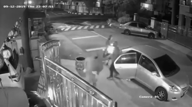 M'sian Woman Ambushed By 5 Armed Robbers While She Was Parking Her Car in Banting Home - WORLD OF BUZZ 2