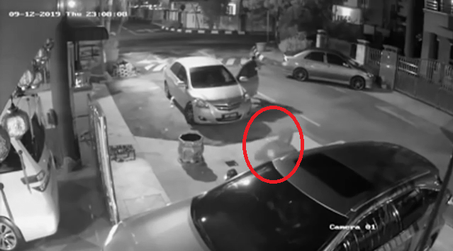 M'sian Woman Ambushed By 5 Armed Robbers While She Was Parking Her Car in Banting Home - WORLD OF BUZZ 3