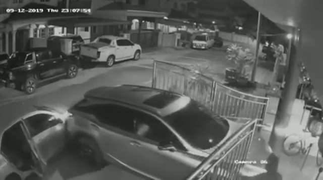 M'sian Woman Ambushed By 5 Armed Robbers While She Was Parking Her Car in Banting Home - WORLD OF BUZZ 4