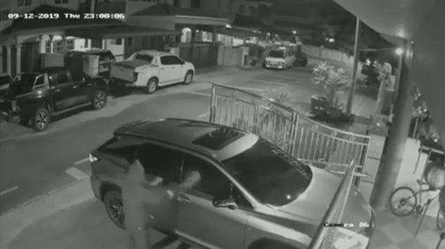 M'sian Woman Ambushed By 5 Armed Robbers While She Was Parking Her Car in Banting Home - WORLD OF BUZZ 5