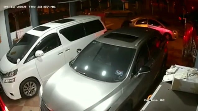 M'sian Woman Ambushed By 5 Armed Robbers While She Was Parking Her Car in Banting Home - WORLD OF BUZZ